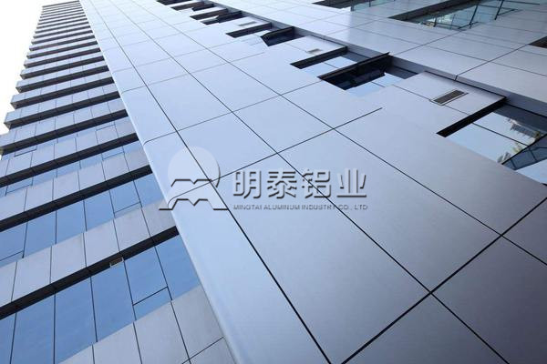 鋁塑板用鋁箔基材厚度一般是多少絲？鋁箔生產(chǎn)廠家哪家好？